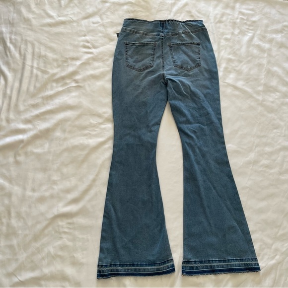 No Boundaries Medium Wash Flare Leg High Rise Jeans - Picture 3 of 4